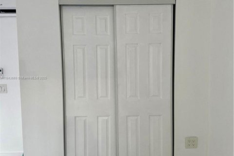 House in Hollywood, Florida 5 bedrooms, 189.52 sq.m. № 1836603 - photo 23