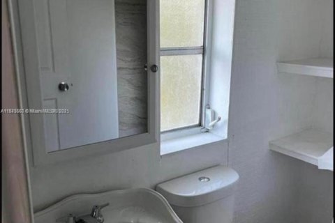 House in Hollywood, Florida 5 bedrooms, 189.52 sq.m. № 1836603 - photo 20