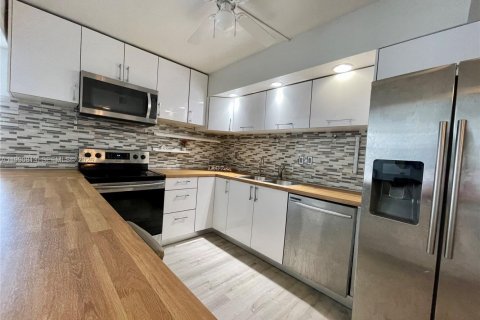 Condominio en Hallandale Beach, Florida, 3 dormitorios  № 2058052