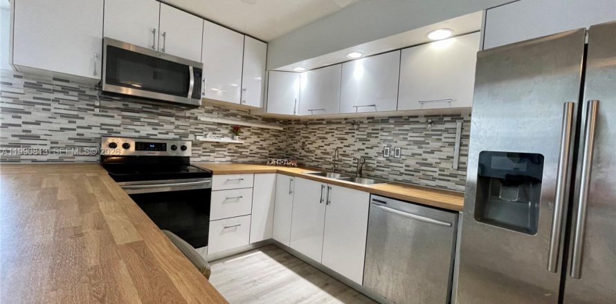 Condominio en Hallandale Beach, Florida, 3 dormitorios  № 2058052