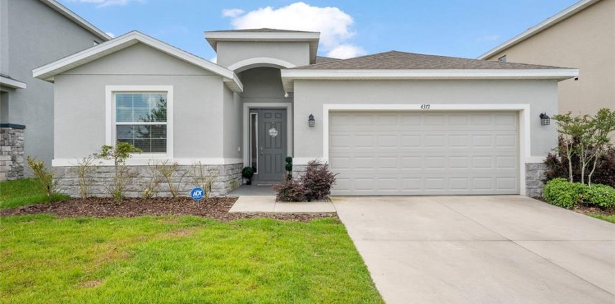 House in Ocala, Florida 4 bedrooms, 190.73 sq.m. № 2110682