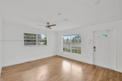 House in Miami Gardens, Florida 3 bedrooms, 108.51 sq.m. № 1964381 - photo 9