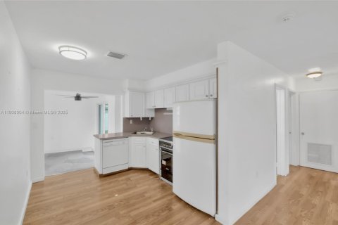 House in Miami Gardens, Florida 3 bedrooms, 108.51 sq.m. № 1964381 - photo 12