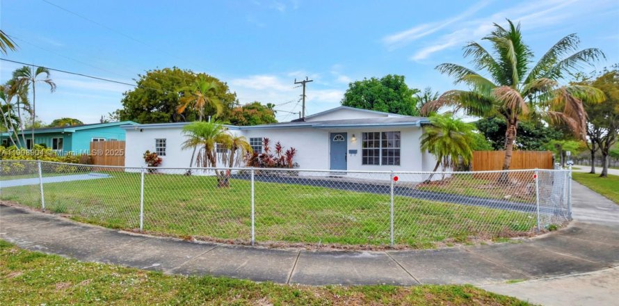 House in Miami Gardens, Florida 3 bedrooms, 108.51 sq.m. № 1964381