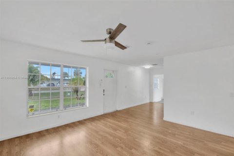 House in Miami Gardens, Florida 3 bedrooms, 108.51 sq.m. № 1964381 - photo 10