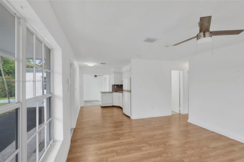 House in Miami Gardens, Florida 3 bedrooms, 108.51 sq.m. № 1964381 - photo 11