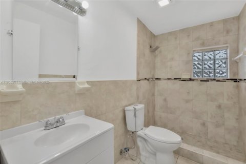 House in Miami Gardens, Florida 3 bedrooms, 108.51 sq.m. № 1964381 - photo 17