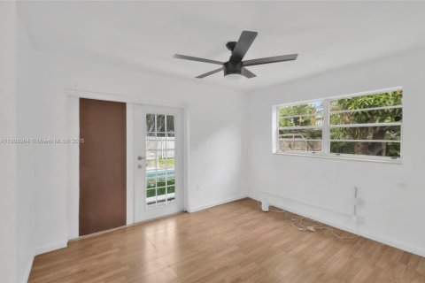 House in Miami Gardens, Florida 3 bedrooms, 108.51 sq.m. № 1964381 - photo 8