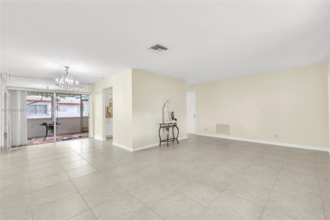 House in Plantation, Florida 2 bedrooms, 145.86 sq.m. № 1646660 - photo 8