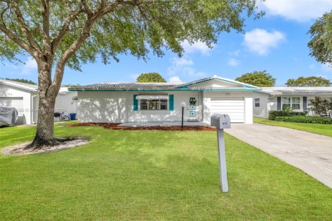 House in Plantation, Florida 2 bedrooms, 145.86 sq.m. № 1646660 - photo 1