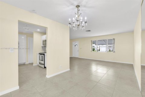 House in Plantation, Florida 2 bedrooms, 145.86 sq.m. № 1646660 - photo 12