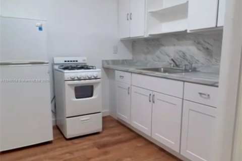 Villa ou maison à louer à Miami Beach, Floride: 1043.48 m2 № 1849288 - photo 1