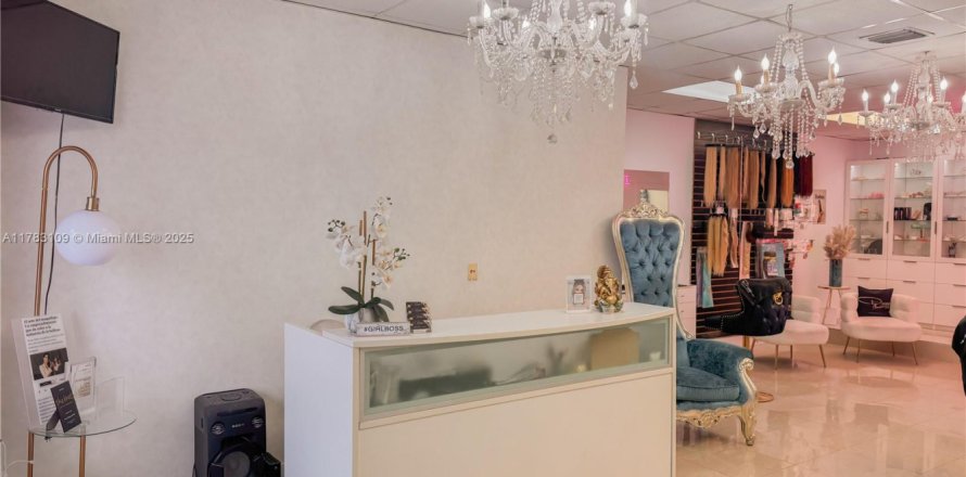 Commercial property in Miami, Florida № 1708714