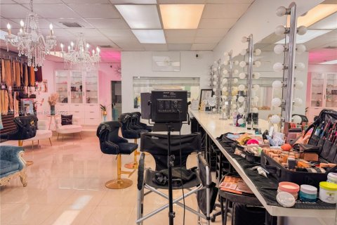 Commercial property in Miami, Florida № 1708714 - photo 2