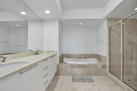 Condo in North Miami, Florida, 3 bedrooms  № 2053937 - photo 17
