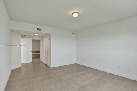 Condo in North Miami, Florida, 3 bedrooms  № 2053937 - photo 15