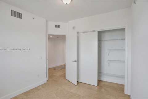 Condo in North Miami, Florida, 3 bedrooms  № 2053937 - photo 7
