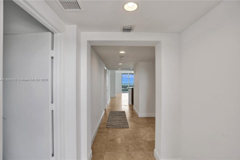Condo in North Miami, Florida, 3 bedrooms  № 2053937 - photo 4