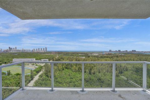 Condo in North Miami, Florida, 3 bedrooms  № 2053937 - photo 3
