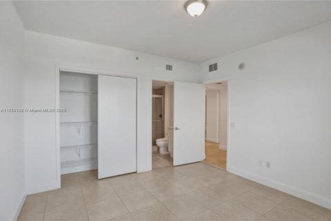Condo in North Miami, Florida, 3 bedrooms  № 2053937 - photo 10