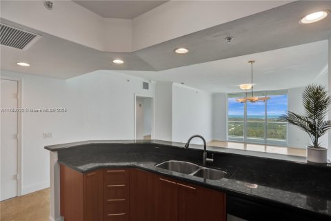 Condo in North Miami, Florida, 3 bedrooms  № 2053937 - photo 13