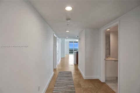 Condo in North Miami, Florida, 3 bedrooms  № 2053937 - photo 5