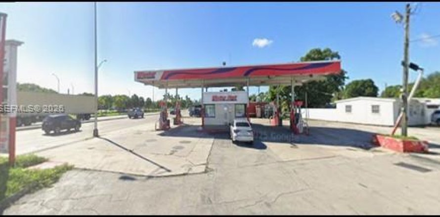 Commercial property in Opa-locka, Florida № 2088935