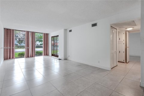 Condo in Hallandale Beach, Florida, 2 bedrooms  № 1945114 - photo 1