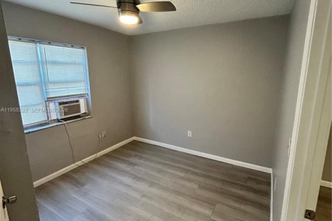 House in Miami, Florida 1 bedroom, 55.74 sq.m. № 2020758 - photo 10