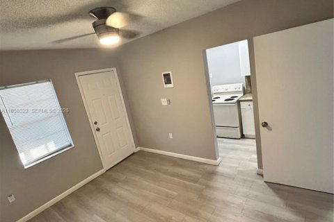 House in Miami, Florida 1 bedroom, 55.74 sq.m. № 2020758 - photo 4