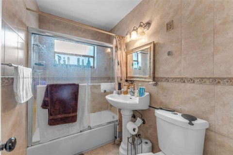 Купить виллу или дом в Майами, Флорида 3 спальни, 95.41м2, № 1971452 - фото 14