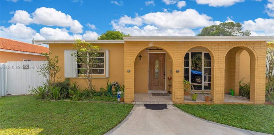 Дом в Майами, Флорида 3 спальни, 95.41м2 № 1971452