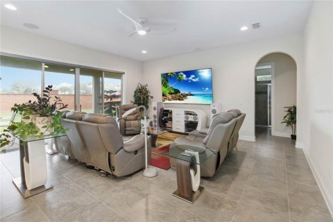 House in Winter Garden, Florida 5 bedrooms, 378.02 sq.m. № 1529532 - photo 9