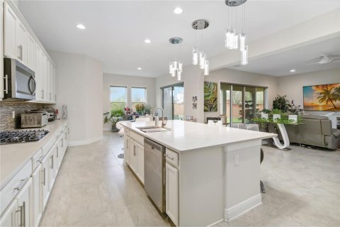 House in Winter Garden, Florida 5 bedrooms, 378.02 sq.m. № 1529532 - photo 5