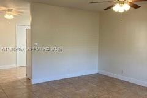 Casa en alquiler en Fort Lauderdale, Florida, 2 dormitorios, 94.11 m2 № 2057757 - foto 3