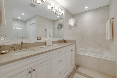 Condo in Miami Beach, Florida, 3 bedrooms  № 2040880 - photo 17