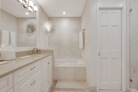 Condo in Miami Beach, Florida, 3 bedrooms  № 2040880 - photo 18