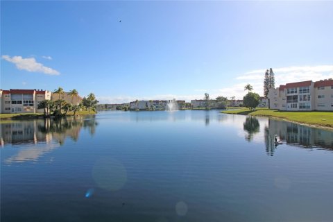 Condo in Sunrise, Florida, 2 bedrooms  № 2190708 - photo 24