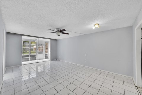 Condo in Sunrise, Florida, 2 bedrooms  № 2190708 - photo 8
