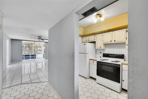 Condo in Sunrise, Florida, 2 bedrooms  № 2190708 - photo 4