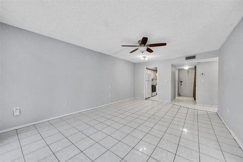 Condo in Sunrise, Florida, 2 bedrooms  № 2190708 - photo 9