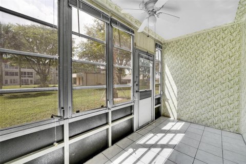 Condo in Sunrise, Florida, 2 bedrooms  № 2190708 - photo 16