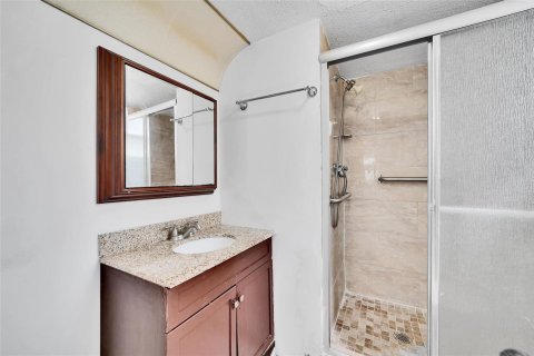Condo in Sunrise, Florida, 2 bedrooms  № 2190708 - photo 15
