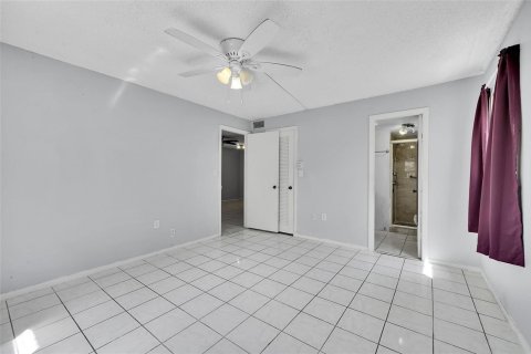 Condo in Sunrise, Florida, 2 bedrooms  № 2190708 - photo 14