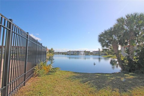 Condo in Sunrise, Florida, 2 bedrooms  № 2190708 - photo 23