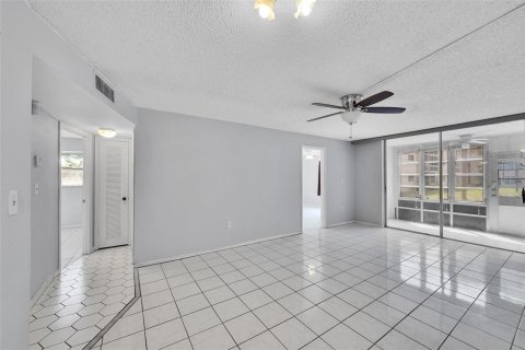 Condo in Sunrise, Florida, 2 bedrooms  № 2190708 - photo 7