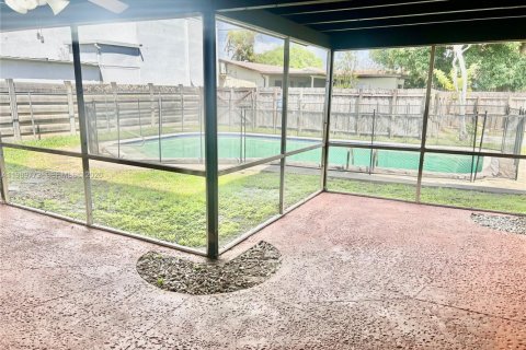 House in Hollywood, Florida 3 bedrooms, 148.92 sq.m. № 2062403 - photo 23