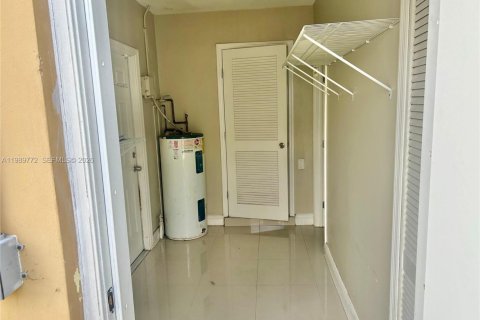 House in Hollywood, Florida 3 bedrooms, 148.92 sq.m. № 2062403 - photo 2