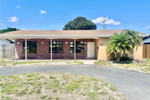 House in Hollywood, Florida 3 bedrooms, 148.92 sq.m. № 2062403 - photo 1