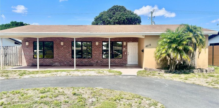 House in Hollywood, Florida 3 bedrooms, 148.92 sq.m. № 2062403